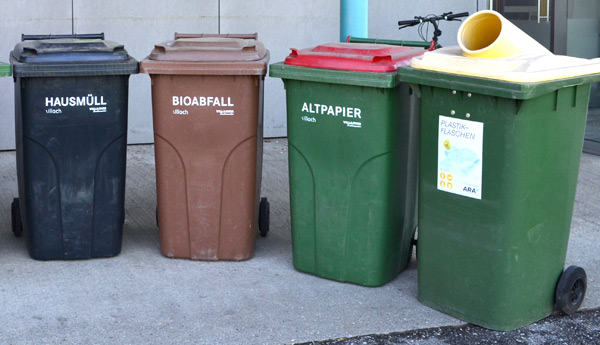 Mülltonnen für Hausmüll, Bioabfall und Altpapier vor einem Haus