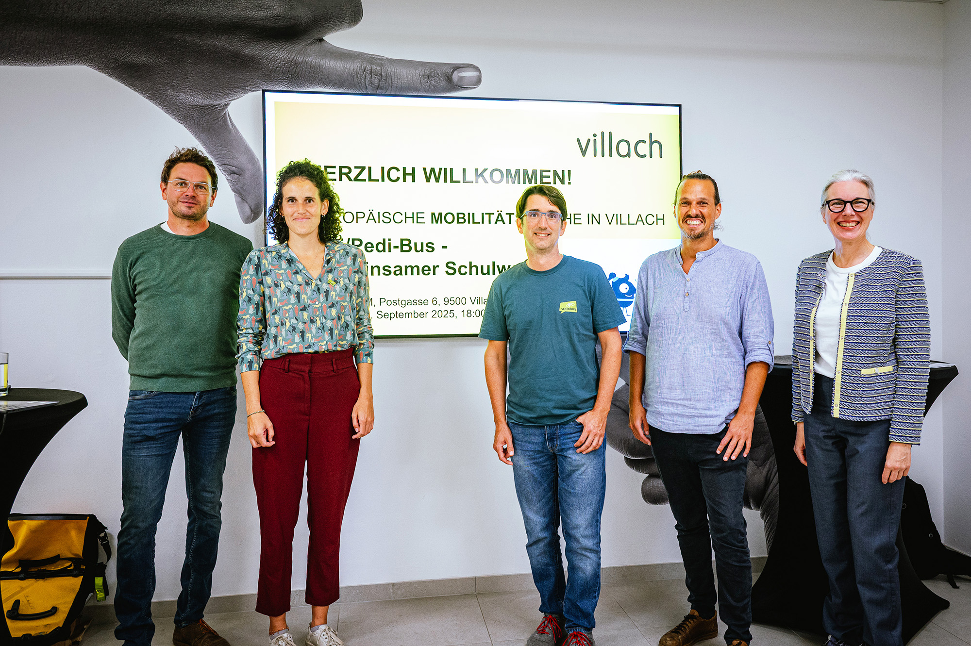Von links Andreas Zobl, Radbeauftragter, Yasmin Stoderegger und Christoph Zettinig (Radlobby Kärnten), Mobilitätsreferent Stadtrat Sascha Jabali Adeh und Martina Frühwirth von der Stadt Villach beim Vortrag zum Thema "Bici/Pedi-Bus" im lebensRAUM Villach.