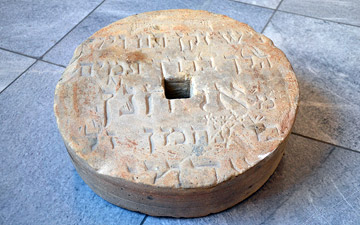 Jüdische Grabinschrift für Elchanan, später Schleifstein aus Pogöriach, 13. Jh.