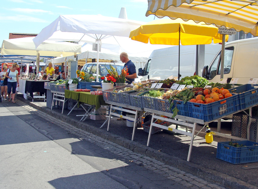 Marktstände mit Obst und Gemüse am Laurentiusmarkt