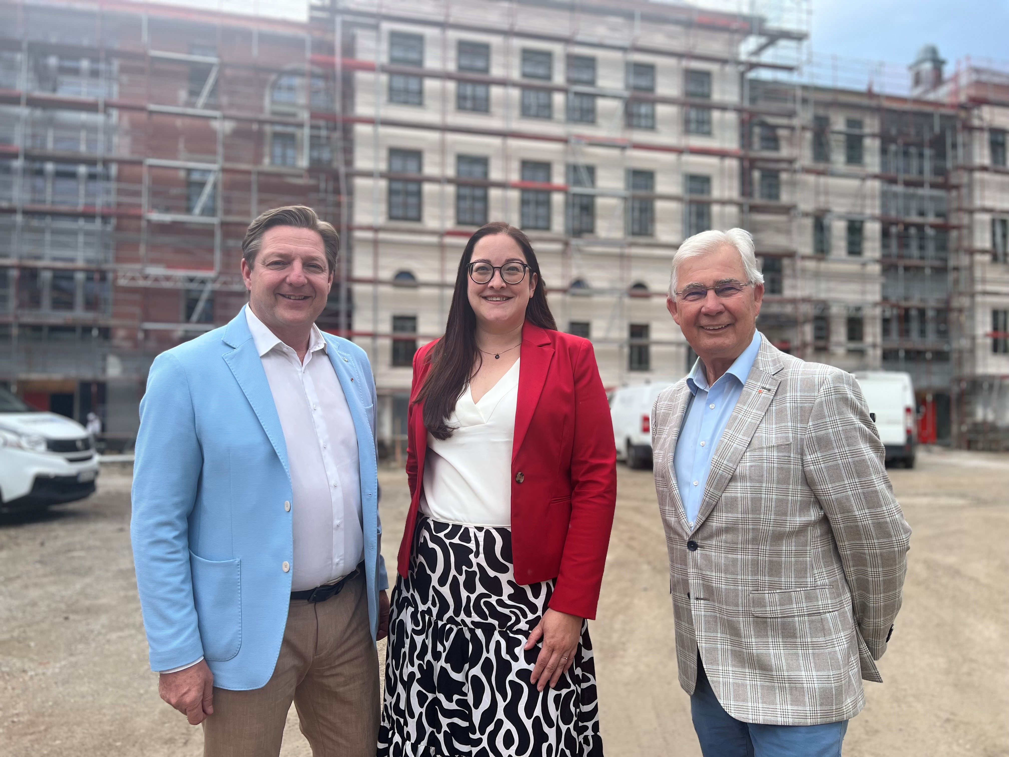 Bürgermeister Günther Albel, Vizebürgermeisterin Sarah Katholnig und Stadtrat Harald Sobe vor der Baustelle