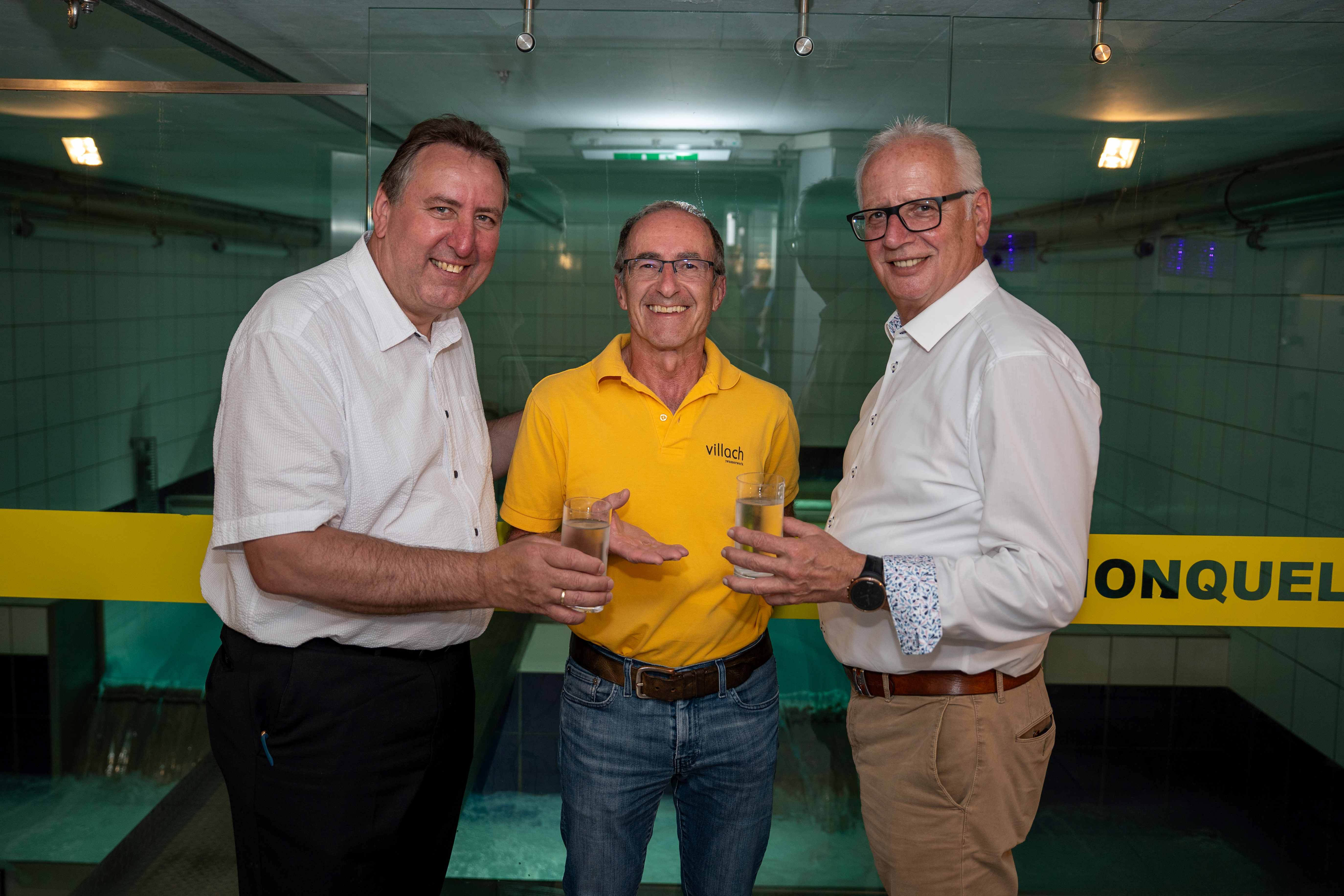 Wasserreferent Stadtrat Erwin Baumann, Wasserwerksleiter Peter Weiß und Landtagspräsident Reinhart Rohr vor der Quellsammelstube der Union- und Thomasquelle.  