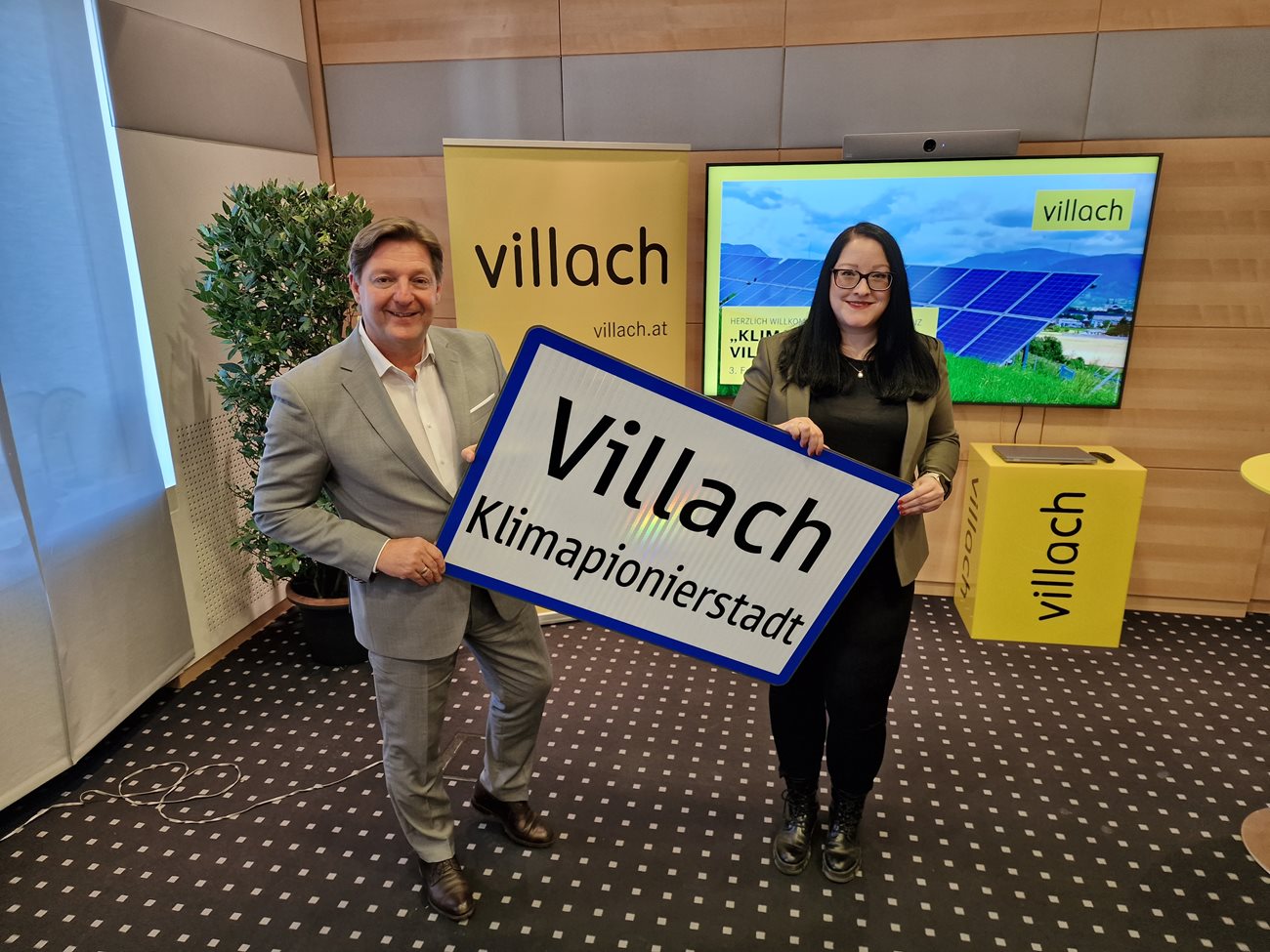 Bürgermeister Günther Albel und Vizebürgermeisterin Sarah Katholnig freuen sich über die Auszeichnung und Herausforderung der Klimapionierstadt Villach.  
