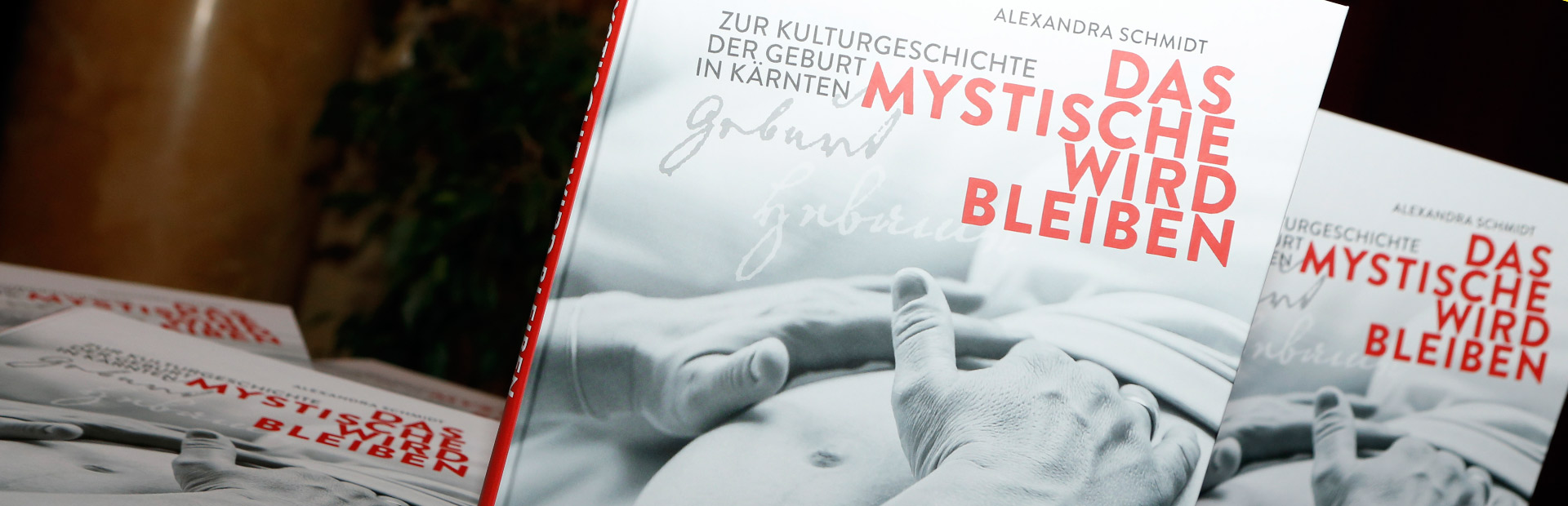 Das Buchcover des Buches "Das Mystische wird bleiben – Zur Kulturgeschichte der Geburt in Kärnten“" von Historikerin Mag.a Alexandra Schmidt
