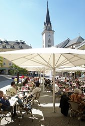 Rathausplatz mit Blick auf die Stadtpfarrkirche