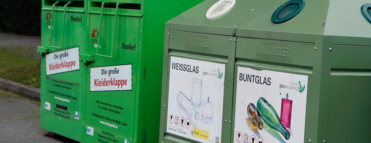 Altstoffsammelstelle mit einem Altkleidersammler und einem Container für Altglas