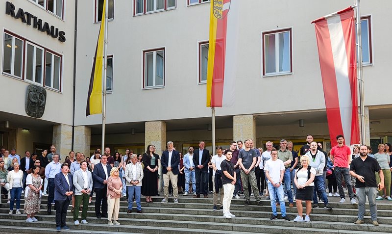 Trauerminute der Villacher Rathaus-Belegschaft nach dem Anschlag von Graz