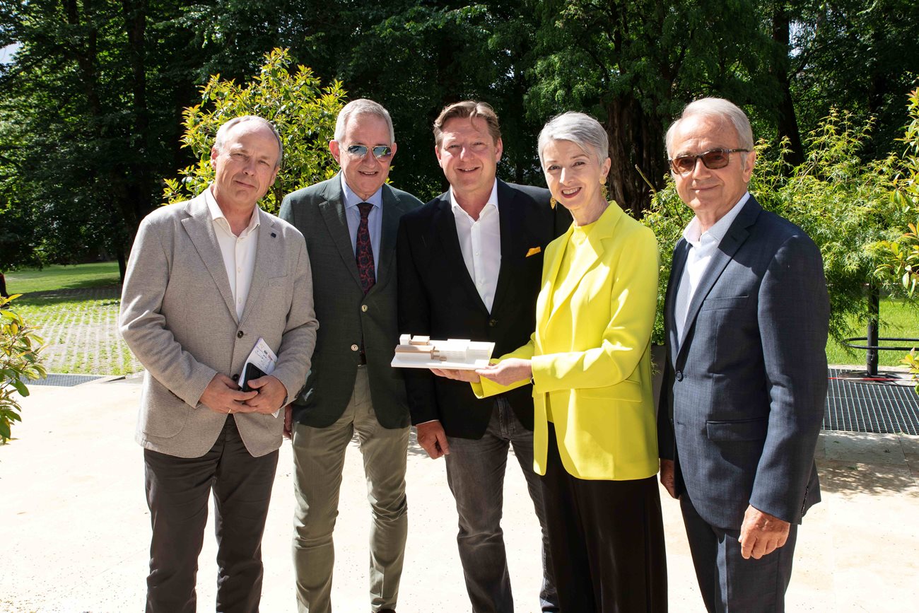 Von links: Wolfgang Ruschitzka (Technischer Geschäftsführer), Harald Repar, (Geschäftsführer LWBK), Bürgermeister Günther Albel, LHStv.in Gaby Schaunig (Eigentümervertreterin & Wohnbaureferentin), Ewald Wiedenbauer (Volkshilfe Kärnten)