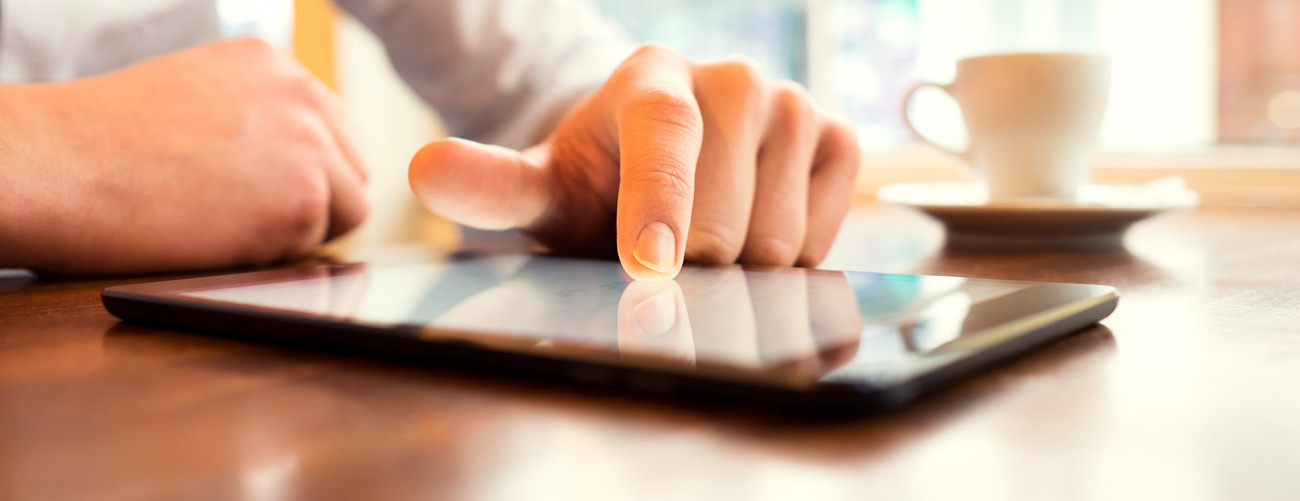 Person liest und scrollt auf einem Tablet