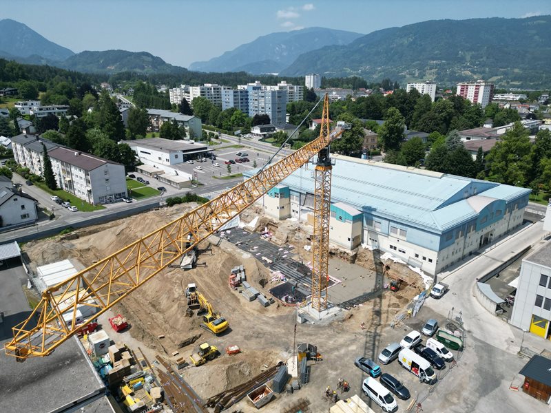 Vogelperspektive auf die Bauarbeiten rund um die Erneuerung der Stadthalle.