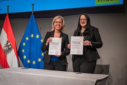 Klimaschutzministerin Leonore Gewessler und Villachs Nachhaltigkeitsreferentin Sarah Katholnig mit den Urkunden.   