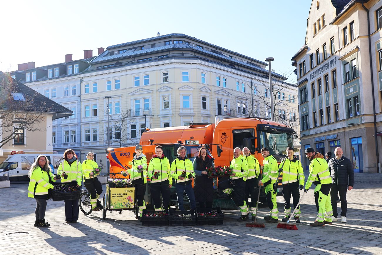 Vizebürgermeisterin Sarah Katholnig mit einem Teil der Teams von Stadtgrün und Wirtschaftshof 