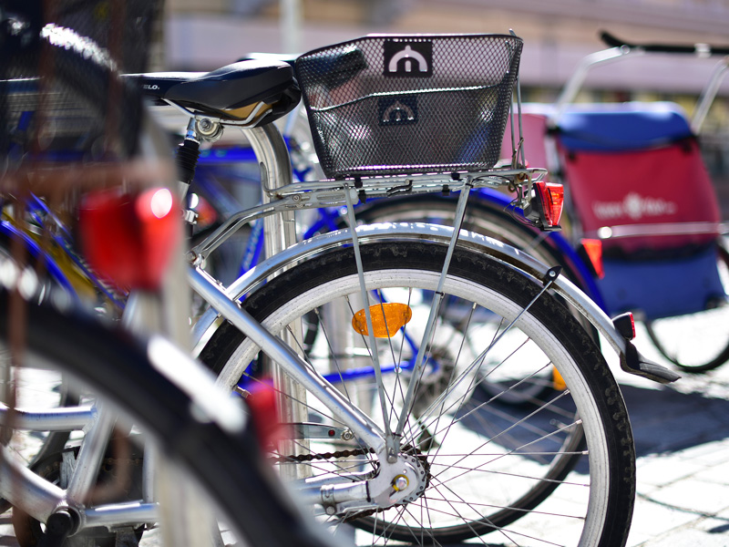 Radabstellplätze und Luftpumpen