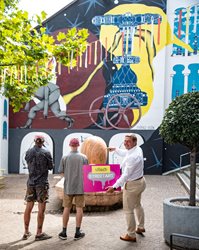 Die Künstler „Ruin“ und „Friend“ sorgen für einen fabelhaft bunten Blickfang in der Widmanngasse. Bürgermeister Günther Albel freut sich über das coole Kunstwerk, das im Rahmen der Street-Art-Offensive entstanden ist.