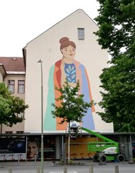 "Frau Isa" alias Isabella Toman hat 2020 ein Riesengemälde auf der Khevenhüllerschule in der Moritschstraße angebracht. 