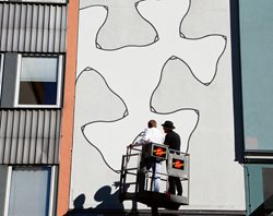 Mit seinem Siegerprojekt gestaltete Hofstetter Kurt die Fassade unserer Galerie Freihausgasse. Bürgermeister Günther Albel erklärte der Künstler das surreal anmutende Gebilde persönlich ganz aus der Nähe.