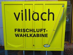 Wählen in Corona-Zeiten: Freiluft-Wahlkabine am Standesamtsplatz in Villach.