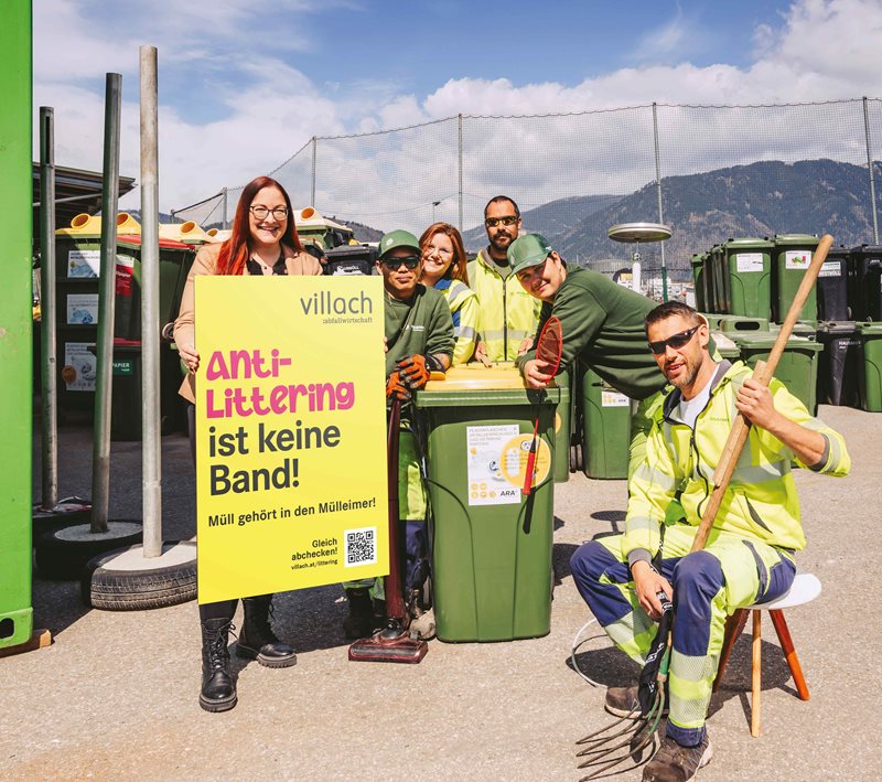 Vizebürgermeisterin Sarah Katholnig und ein Team des ASZ/Saubermacher zeigen sich voll motiviert beim lässigen Fotoshooting für die Anti-Littering-Kampagne. 