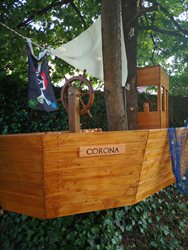 Mein Mann hat in der Coronazeit jede freie Minute genützt, um für seine Enkelkinder ein Piratenboot zu bauen.