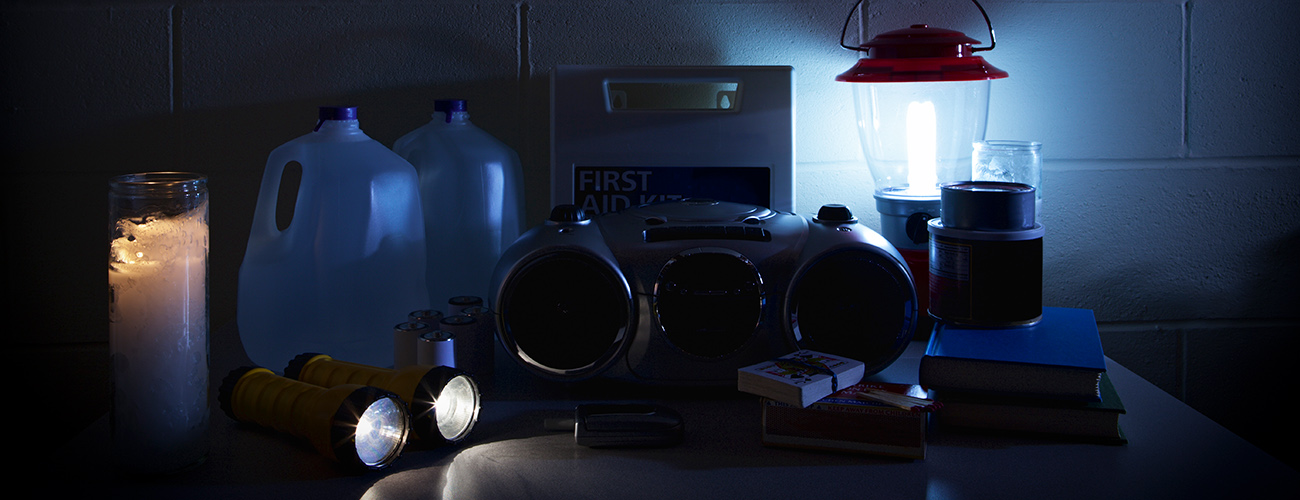 Kerze, Taschenlampen, Radio, Kartenspiel