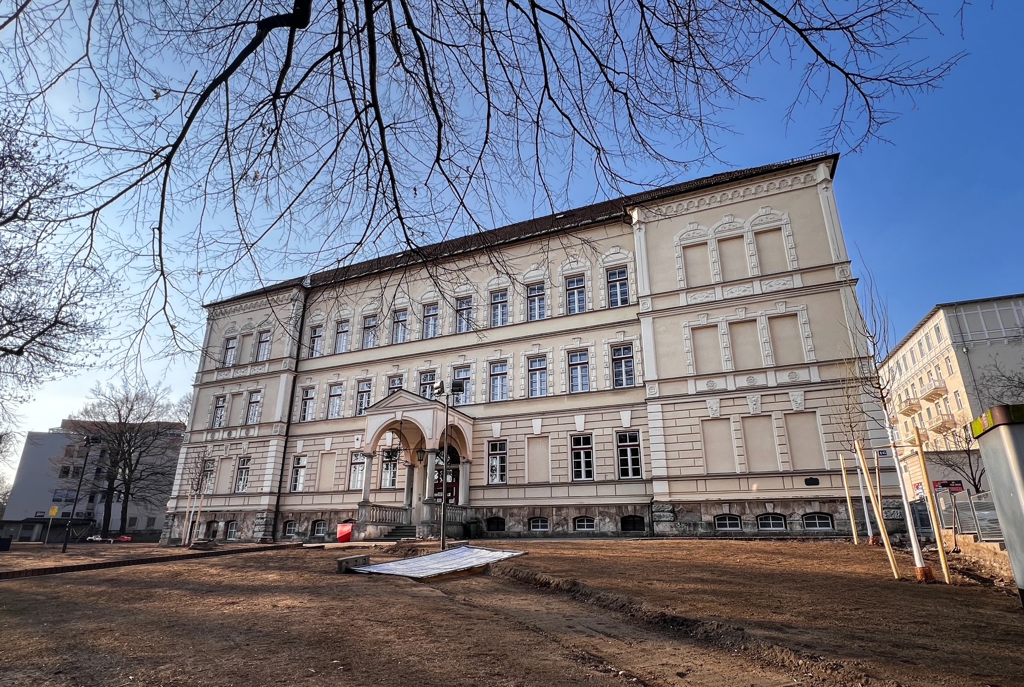 Caritas übersiedelt in die Khevenhüllerschule