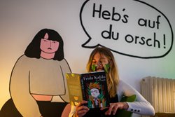 Das Jugendzentrum der Stadt Villach stellt anlässlich des Festivals verschiedenste Graphic Novels aus, in die man im neu geschaffenen Lesebereich gemütlich eintauchen kann. 
