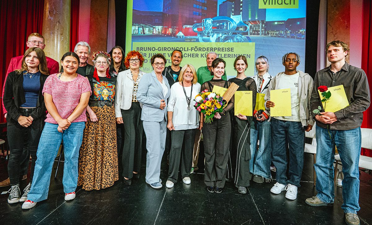 Gironcoli Preisverleihung 2025, alle Preisträger auf einem Bild, in der Mitte die Siegerin Rosemarie Pulvermacher