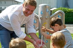 Unser Bürgermeister Albel mit Kindern bei einem Trinkwasserbrunnen der Stadt Villach.