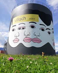 Impostantes Street Art Projekt: Der Gasturm der Kläranlage in St. Agathen. Die in Wien lebende Künstlerin Pia Dalitz hat die riesige Fläche mit ihren Gesichtern gestaltet. 