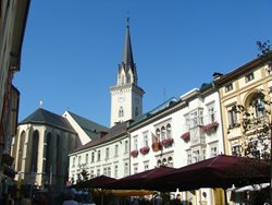 Hauptplatz mit Stadtpfarrkirche St. Jakob