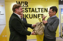 Bürgermeister Günther Albel überreichte Arthur Kanonier ein originelles Villach-Geschenk. 