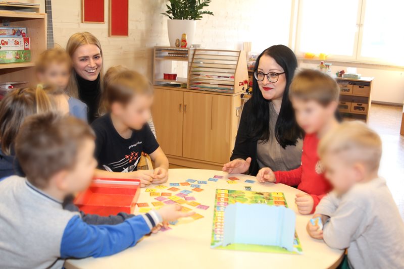 Bildungsreferentin Vizebürgermeisterin Sarah Katholnig, hier im Kindergarten Völkendorf, ist froh, dass die Villacher Bemühungen für die wichtige Ausbildungsschiene gegriffen haben.   