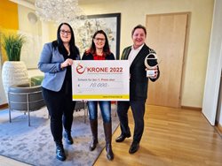 Bürgermeister Günther Albel und Vizebürgermeisterin Sarah Katholnig nahmen die e5-Krone in Gold von Landesrätin Sarah Schaar entgegen. 