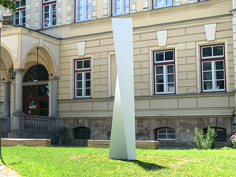 Skulptur, gefalteter Stahl