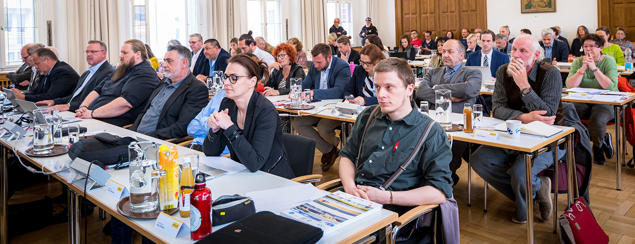 Politiker in einem Saal 