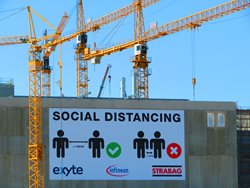 Das wohl größte Hinweisplakat für social distancing hängt auf der Mega-Baustelle bei Infineon Villach.