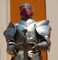 Ein Ritter in der Burgenstadt Friesach ganz ohne FFP2-Maske - ob das erlaubt ist?