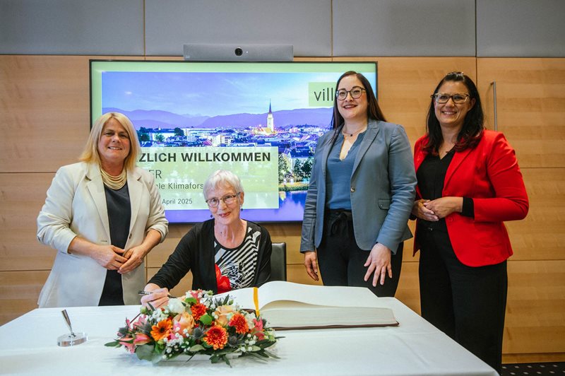 Klimaforscherin Jill Jäger, hier mit Vizebürgermeisterin gerda Sandriesser, Vizebürgermeisterin Sarah Katholnig und Landesrätin Sara Schaar, trug sich in das Ehrenbuch der Stadt Villach ein. 