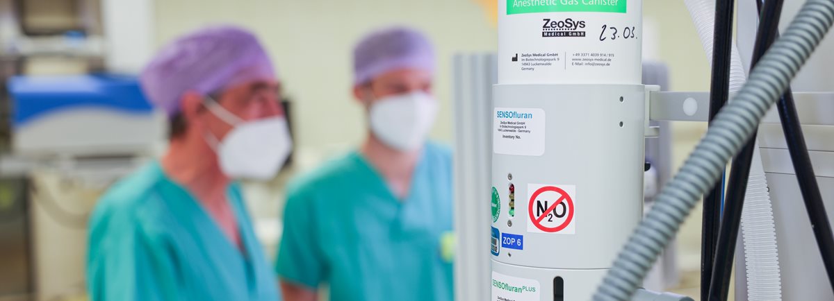 2 Ärzte mit Mundschutz und eine Narkoseflasche