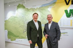 Bürgermeister Günther Albel und Planungsreferent Stadtrat Harald Sobe vor der Tafel die zeigt, wie grün Villach ist.   