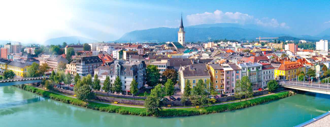 Blick auf Villachs Innenstadt mit Drau, Draubrücke und Stadtpfarrturm