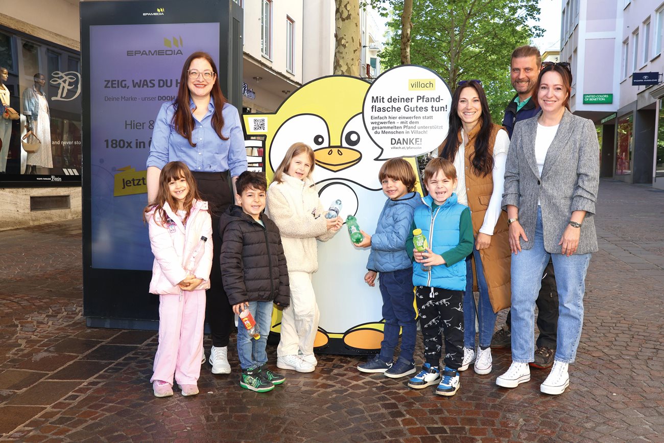 Vizebürgermeisterin Katholnig mit Vanessa Schurian und Manuel Gaber (beide Arge Sozial) sowie mit Sabine Mazzora (Leiterin Abfallwirtschaft) und Kindern des Kindergartens Pestalozzi