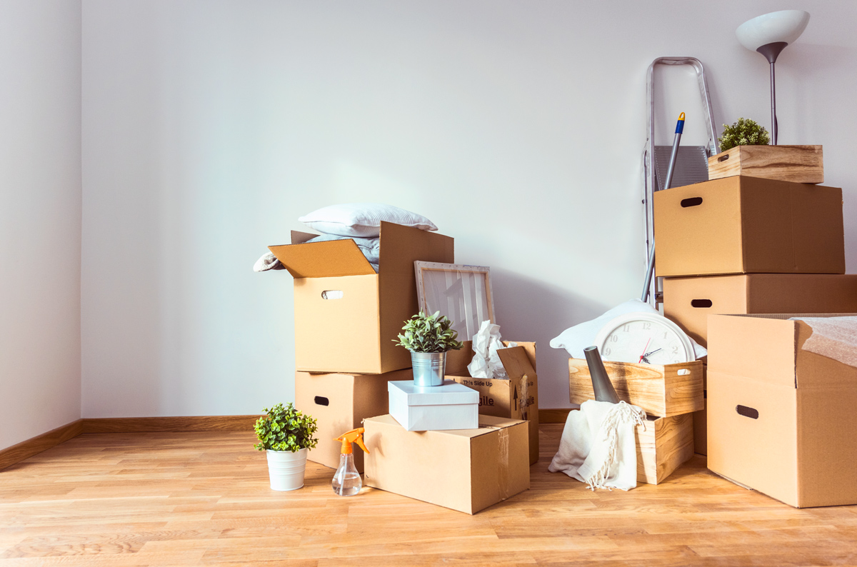 leerer Raum mit einem Stapel voller Siedelkartons