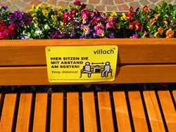 Hinweis der Stadt Villach auch auf den Bänken Abstand zu halten.